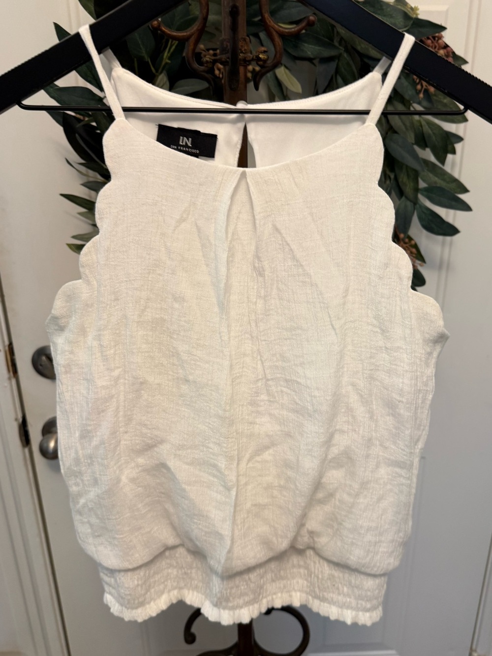 I.N. San Francisco Solid White Dainty Gauzy Scalloped Sleeveless Top M
